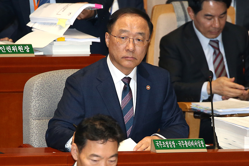 홍남기 국무조정실장이 9일 국회에서 열린 예산결산특별위원회 전체회의에 출석해 앉아 있다.