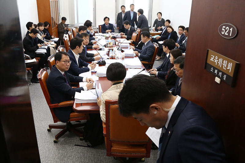 12일 국회 교육위원회 법안소위가 사립유치원 비리 근절을 위한 더불어민주당 박용진 의원이 대표 발의한 ‘유치원 3법’의 법안 심사를 시작하고 있다.