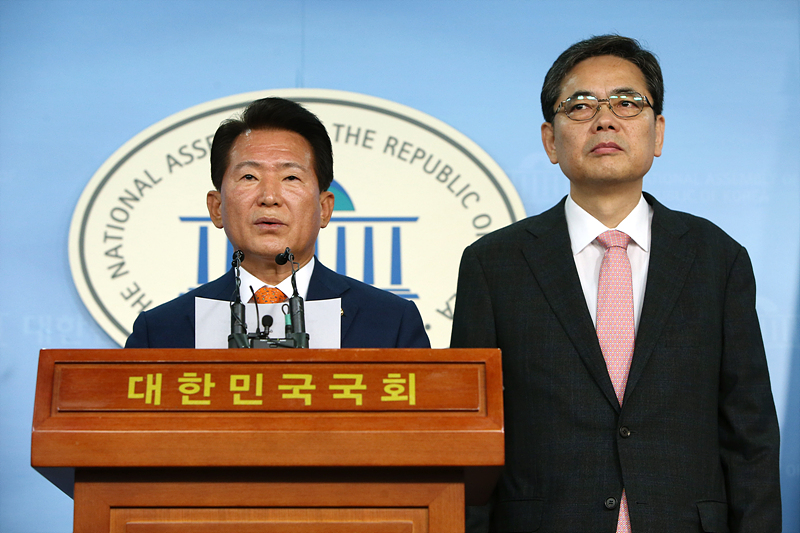 자유한국당 교육위원회 소속인 김한표(왼쪽)-곽상도 의원이 국회 정론관에서 기자회견을 열고 한유총의 로비로 ‘박용진 3법’을 고의로 지연시킨다고 주장한 더불어민주당 박용진에 대해 명예훼손 고발을 주장하고 있는 모습. 자료사진.