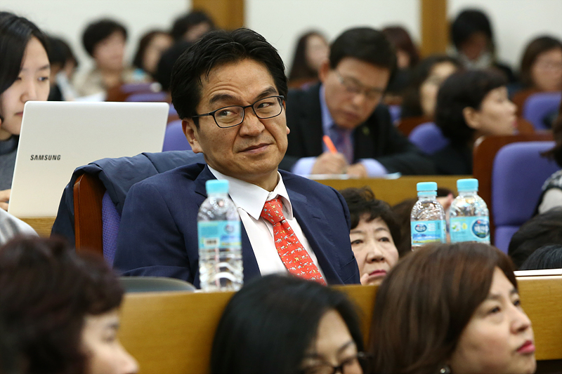 이덕선 한유총 비대위원장이 국회 의원회관 제1소회의실에서 자유한국당이 홍문종 의원과 한국유치원총연합회가 주최한 ‘사립유치원 이대로 지속 가능한가’ 토론회에 참석해 앉아 있다.