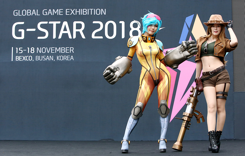 16일 부산 해운대구 벡스코에서 열린 국제 게임 전시회 ‘지스타 2018’에서 코스팀 스파이럴캣츠가 포즈를 취하고 있다.