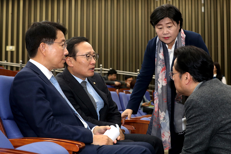 더불어민주당 홍영표 원내대표(왼쪽두번째)가 지난 20일 국회에서 열린 의원총회에서 소속 의원들과 의견을 나누고 있는 모습. 왼쪽부터 조정식 예결위간사, 홍 원내대표, 서영교 원내수석부대표, 홍익표 행안위 간사. 자료사진.