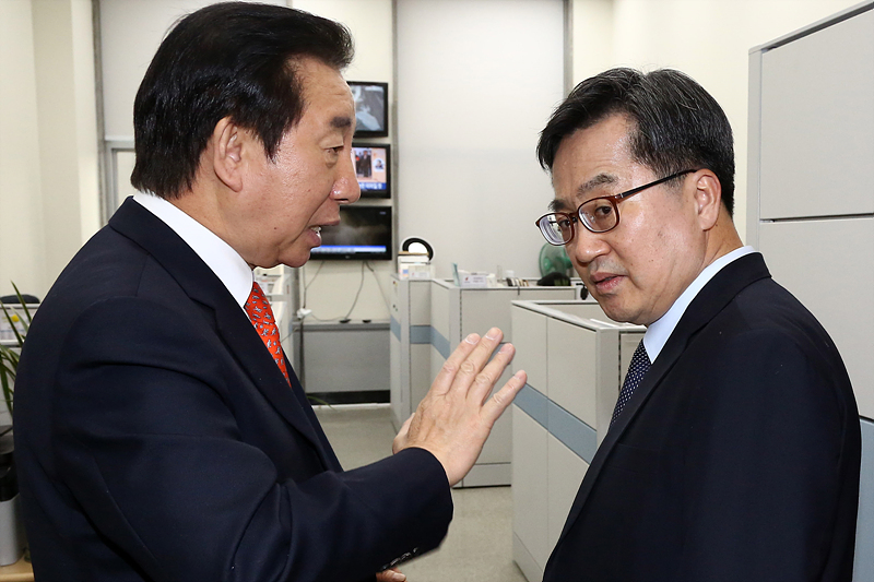 자유한국당 김성태 원내대표(왼쪽)와 김동연 경제부총리 겸 기획재정부 장관이 5일 국회에서 예산안 처리 문제를 두고 대화하고 있다.