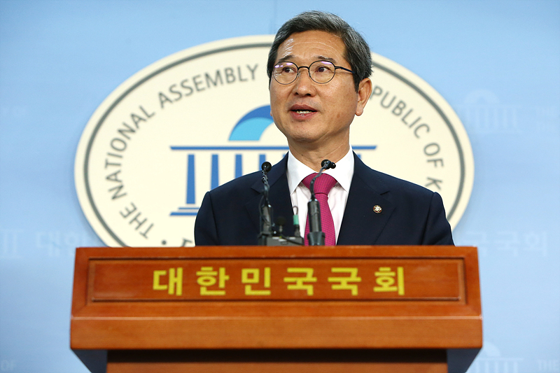 자유한국당 김학용 의원이 5일 국회 정론관에서 당내 원내대표 선거에 출마를 선언하는 기자회견을 하고 있다.