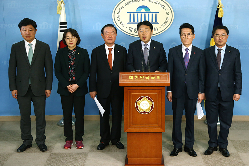 야3당이 6일 국회 정론관에서 더불어민주당과 자유한국당 양당간의 예산안 잠정합의를 밀실 야합이라고 비판하는 기자회견을 하고 있다.