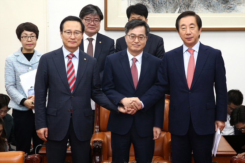 더불어민주당과 자유한국당이 6일 국회 운영위원장실에서 예산안 합의문을 발표 한 뒤 김동연 경제부총리 겸 기획재정부 장관과 함께 손을 잡고 기념촬영하고 있다. 왼쪽부터 홍영표 더불어민주당, 김 부총리, 김성태 자유한국당 원내대표.