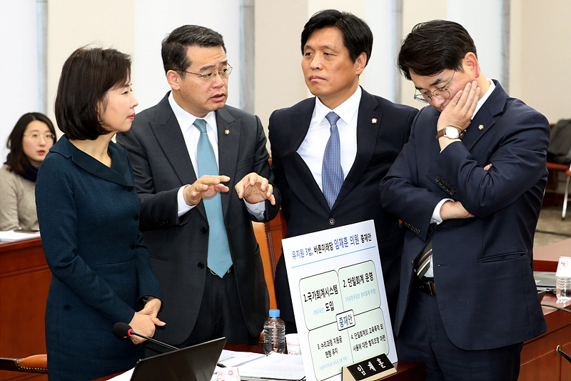 6일 국회에서 열린 사립유치원 비리 근절을 위한 ‘유치원 3법’을 논의하는 교육위원회 법안심사소위에서 더불어민주당 박용진 의원(오른쪽)이 소속 의원들과 논의하고 있다.