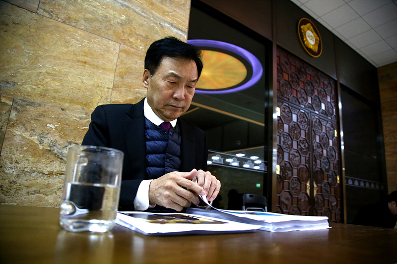 손학규 바른미래당 대표가 7일 국회 본청 본회의장 앞에서 중소야당을 제외한 기득권 야당(민주-한국)의 예산안 합의를 규탄하며 연동형비례대표제 도입을 촉구하며 단식농성 2일차를 맞이하고 있다.