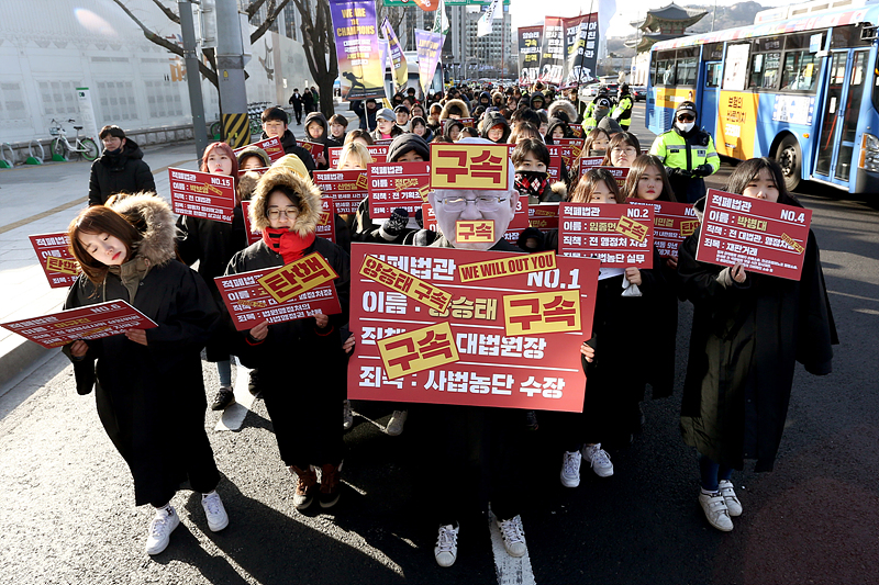 8일 서울 광화문 세종로 공원에서 열린 적폐판사 47인 탄핵촉구 대학생행진 ‘we will out you’ 참가 학생들이 법관복을 입고 양승태 전 대법원장 등 적폐 판사들의 탄핵을 촉구하며 행진하고 있다.