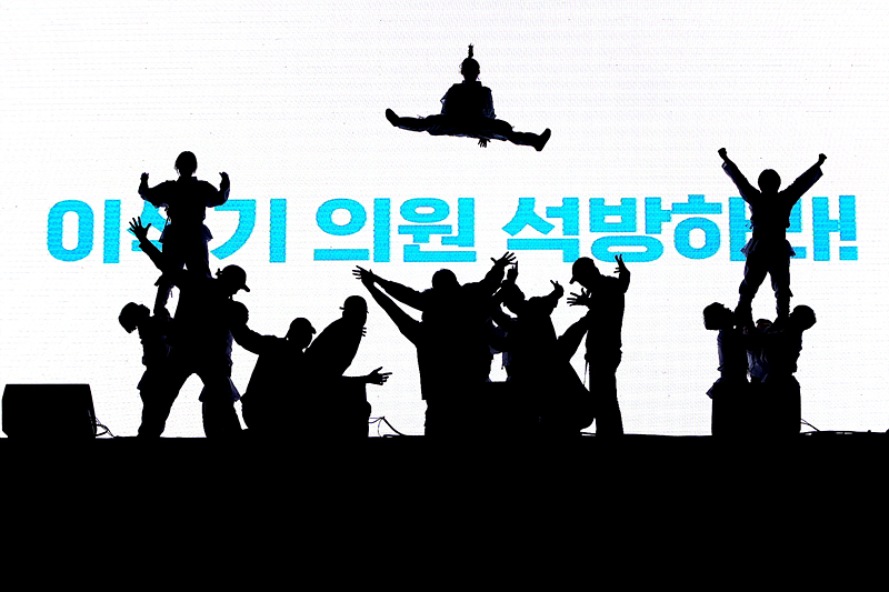 8일 서울 광화문광장에서 열린 ‘이석기 의원 석방대회’에서 이 의원의 석방을 촉구하는 퍼포먼스를 선보이고 있다.