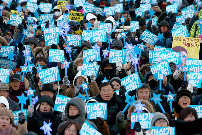 8일 서울 광화문광장에서 열린 ‘이석기 의원 석방대회’에서 참가자들이 이 의원의 석방을 촉구하는 손피켓을 들고 있다.