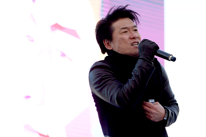 가수 안치환이 8일 서울 광화문광장에서 열린 ‘이석기 의원 석방대회’에서 무대공연을 하고 있다.