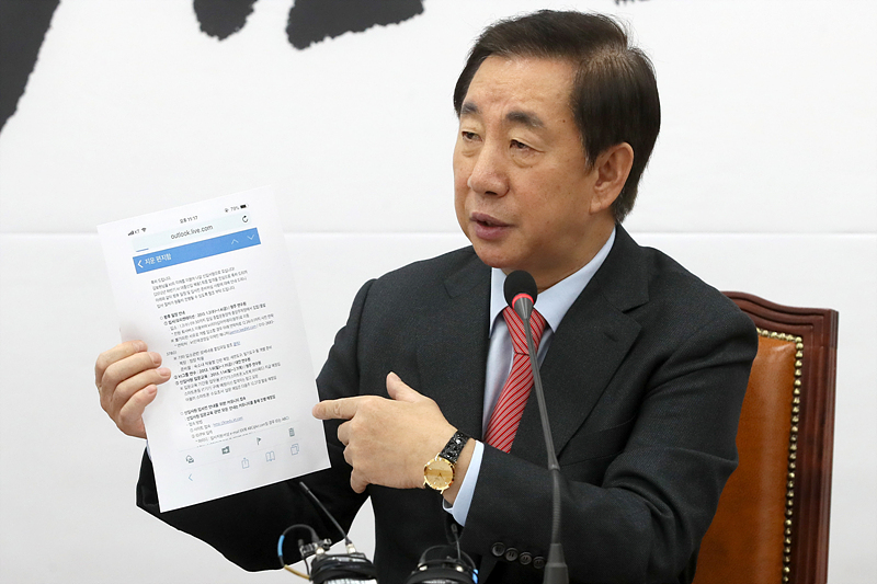 자유한국당 김성태 의원이 지난해 12월 20일 국회 당 회의실에서 자녀의 공기업 특혜채용 의혹을 해명하는 기자회견을 하고 있는 모습. 자료사진.