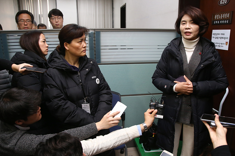 국회 환노위 더불어민주당 한정애 간사(오른쪽)가 26일 국회 환경노동위원회 고용노동소위원회 회의실 앞에서 고(故) 김용균 씨 유가족들(왼쪽)과 취재진들의 질문에 답변하고 있다.