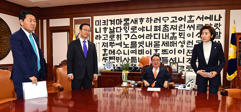 문희상 국회의장과 여야 3당 교섭단체 원내대표가 26일 국회의장 집무실에서 12월 임시국회 현안에 대한 논의를 하기 위해 긴급회동을 하고 있다. 왼쪽부터 바른미래당 김관영, 더불어민주당 홍영표 원내대표, 문 의장, 자유한국당 나경원 원내대표.