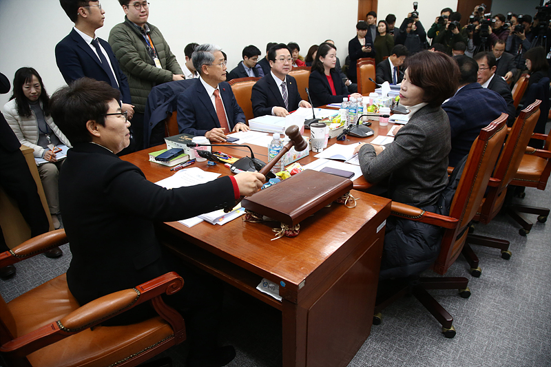 본회의를 아후 앞둔 26일 국회 환경노동위원회 소회의실에서 산업안전보건법 등의 막판 논의를 위해서 고용노동소위원회가 개회되고 있다.