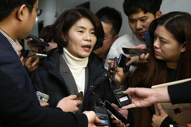 26일 국회에서 산업안전보건법을 논의하는 환경노동위원회 고용노동소위 한정애 간사가 회의 정회 후 취재진의 질문에 답변하고 있다.