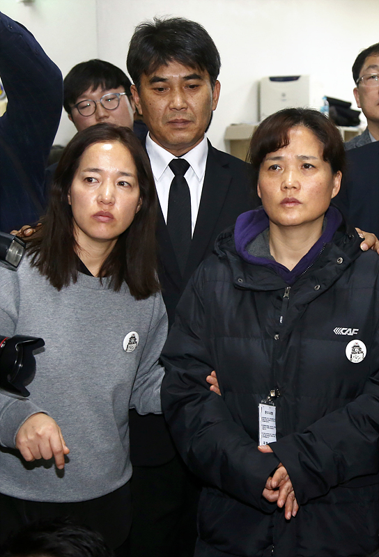 고(故) 김용균 씨 유가족이 26일 국회 산업안전보건법을 논의하는 환경노동위원회 고용노동소위 회의실 앞에서 결과를 초조한 모습으로 기다리고 있다.