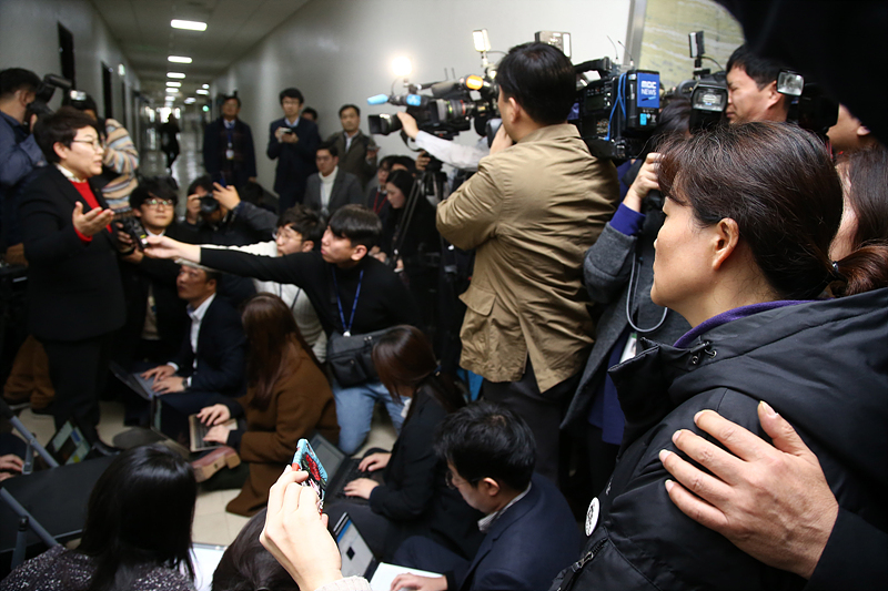 고(故) 김용균 씨 유가족(오른쪽)이 26일 국회 산업안전보건법을 논의하는 환경노동위원회 고용노동소위 임의자 위원장이 회의 내용을 취재진들에게 설명하는 모습을 바라보고 있다.