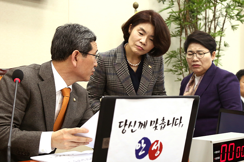 국회에서 열린 환경노동위원회 전체회의에서 김학용 위원장(왼쪽부터)과 더불어민주당 간사인 한정애 의원, 자유한국당 간사인 임이자 의원이 의견을 나누고 있는 모습.