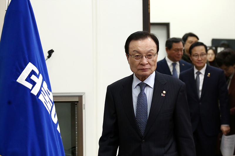 더불어민주당 이해찬 대표가 13일 국회 당 대표실에서 열린 최고위원회의에 참석하고 있다.