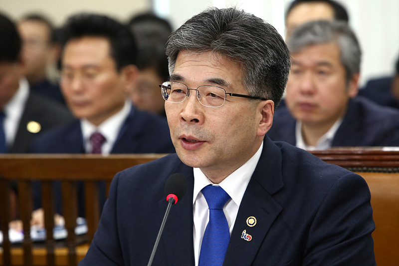 민갑룡 경찰청장이 14일 국회 행정안전위원회 전체회의실에서 열린 법안심사 및 업무보고에 출석해 최근 버닝썬 사건과 관련한 경찰의 유착 부분에 대 질의에 답변하고 있다.