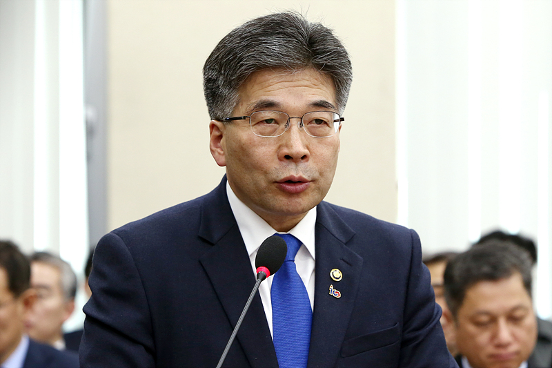 민갑룡 경찰청장이 14일 국회 행정안전위원회 전체회의실에서 열린 안검심사 및 업무보고에 출석해 업무보고하고 있다.