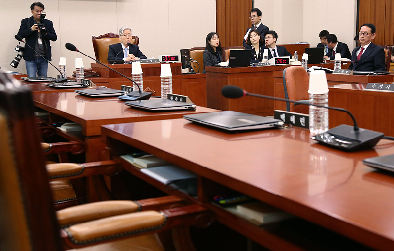 12일 국회에서 여당의 반대로 법제사법위원회 전체회의가 파행되고 있는 가운데 이상규 위원장과 야당 의원들만이 출석해 여당 의원들 자리가 비어 있다.