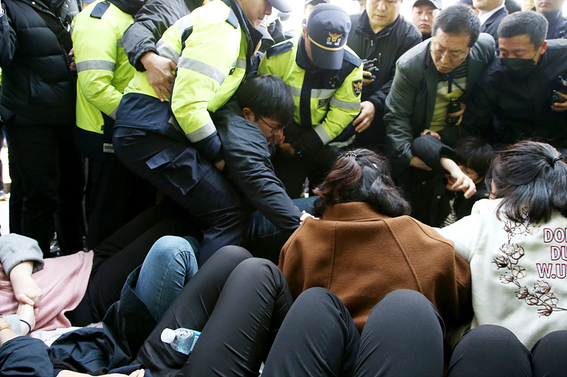12일 국회 의원회관 앞에서 자유한국당 황교안 대표와 나경원 원내대표의 사퇴를 촉구하며 농성한 대학생들이 경찰에 연행되고 있다.