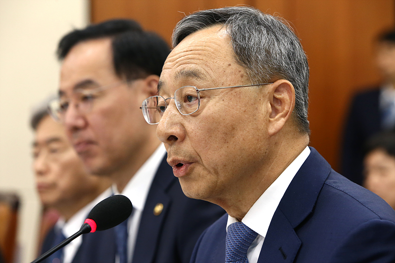 황창규 KT회장이 17일 국회 과학기술정보방송통신위원회 전체회의실에서 열린 KT 화재 청문회에 출석해 답변하고 있다.
