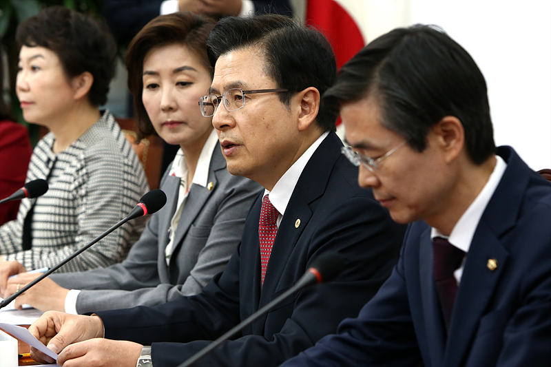 자유한국당 황교안 대표가 22일 국회 당 회의실에서 열린 최고위원회의에서 모두발언하고 있다.