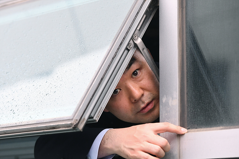 오신환 의원의 사보임으로 사법개혀특별위원회 위원이 된 채이배 바른미래당 의원이 지난달 25일 국회 의원사무실에서 자유한국당 의원들에게 강금 당한채 창문으로 취재진들에게 이야기하고 있다.