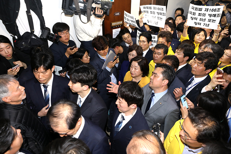 한국당 위원들을 제외한 심상정 정치개혁특별위원회 위원장 등 위원들이 지난 26일 국회에서 회의실 입장을 시도하자 한국당 의원들과 당직자들이 가로막고 있다.
