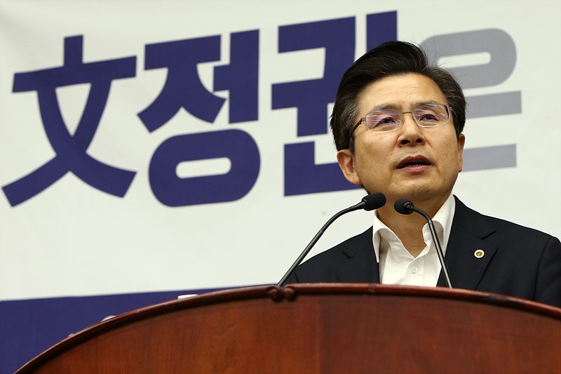 자유한국당 황교안 대표는 최근 강연 등을 통해 문재인 정부의 소득주도성장·최저임금 인상 정책을 비난하고 있다.