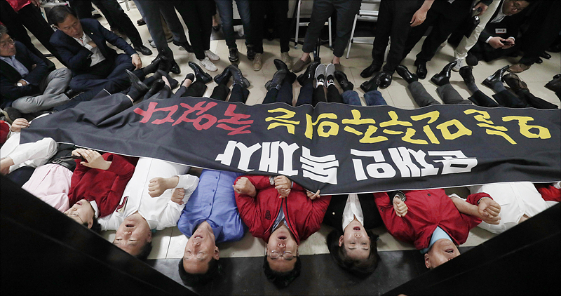 자유한국당 나경원 원내대표와 의원들이 29일 저녁 국회 본청에서 열린 국회 사법개혁특별위원회(사개특위) 전체회의에서 검경수사권과 공수처 설치법의 패스트트랙이 통과되자 회의장 앞에 누워 항의하고 있다.