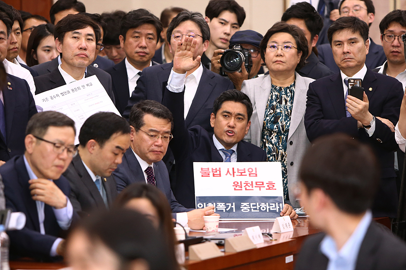 지난달 29일 국회 문화체육관광위원회 회의실에서 열린 사법개혁특별위원회에서 사보임된 오신환 의원이 채이배-임재훈 의원 옆에서 발언권을 요구하고 있다.