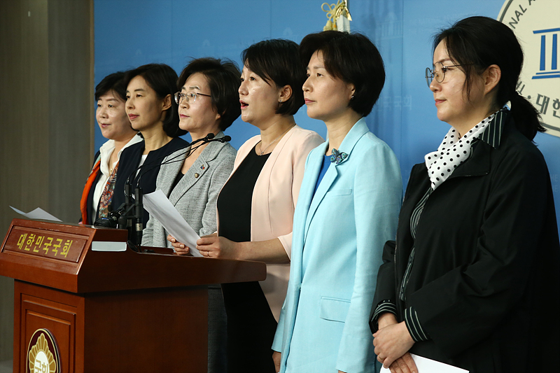 더불어민주당 여성 의원들이 13일 국회 정론관에서 문재인 대통령 지지자 혐오 표현인 ‘달창’이라는 단어를 사용한 나경원 자유한국당 원내대표의 발언을 규탄하고 있다.