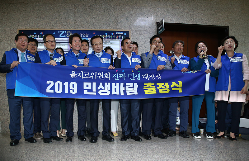 더불어민주당 이해찬 대표와 이인영 원내대표, 을지로위원장인 박홍근 의원 등이 15일 국회 당 대표실 앞에서 열린 2019 민생바람 출정식에서 파이팅을 외치고 있다.