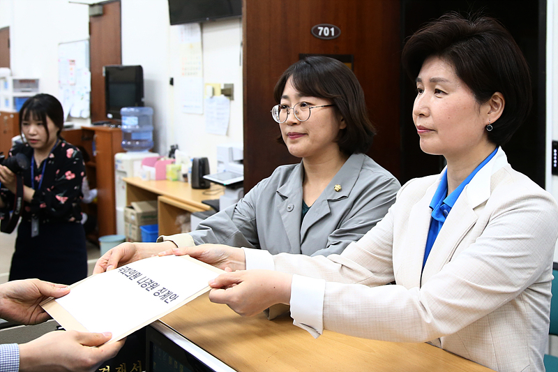 더불어민주당 백혜련 의원(오른쪽)과 정의당 추혜선 의원이 17일 국회 의안과에 문재인 대통령 지지자들을 비하하는 비속어를 사용한 자유한국당 나경원 원내대표 징계안을 제출하고 있다. 2019.05.17