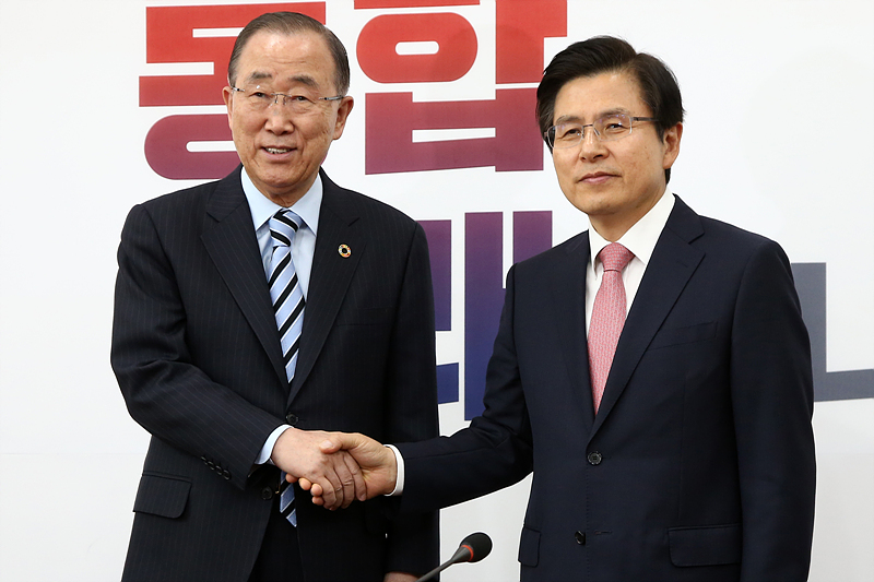 자유한국당 황교안 대표가 17일 국회에서 반기문 국가기후환경회의 위원장과 만나 악수하고 있다.