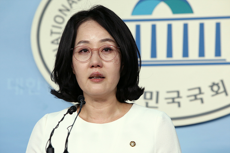 문재인 대통령을 ‘한센병’ 환자에 비유하며 막말 논란을 일으킨 자유한국당 김현아 의원이 17일 국회 정론관에서 기자회견을 열고 한센병 환자들과 가족들에게 사과하고 있다.