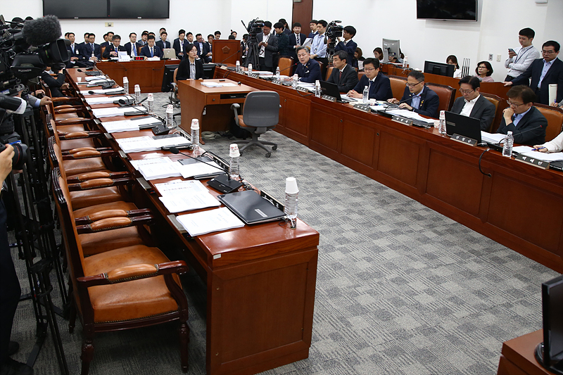 10일 국회에서 열린 사법개혁특별위원회 전체회의가 자유한국당 의원들의 불참 속에서 진행되고 있다. 2019.06.10