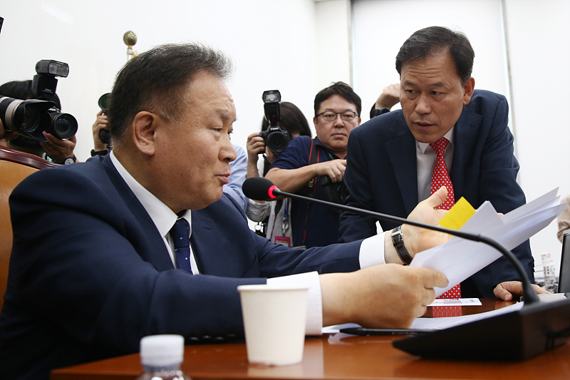 10일 국회에서 열린 사법개혁특별위원회 전체회의에서 자유한국당 간사인 윤한홍 의원(오른쪽)이 이상민 위원장에게 회의 진행에 대해 대화하고 있다. 2019.06.10