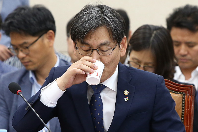엄재식 원자력안전위원회 위원장이 11일 국회에서 열린 과학기술정보방송통신위원회 전체회의에서 목을 축이고 있다. 2019.06.11