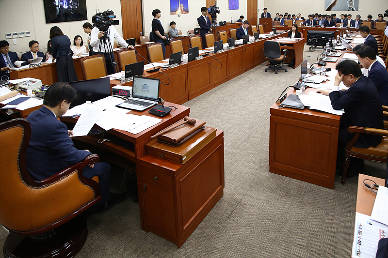 11일 국회에서 열린 과학기술정보방송통신위원회 전체회의에 몇 안 되는 국회의원들만 참석하고 있다. 자유한국당 의원들은 회의에 보이콧했다. 이날 회의는 전남 영광 한빛 원자력발전소 1호기 원자로 수동정지 관련 소관기관 현안보고를 받기 위해 소집됐다. 2019.06.11