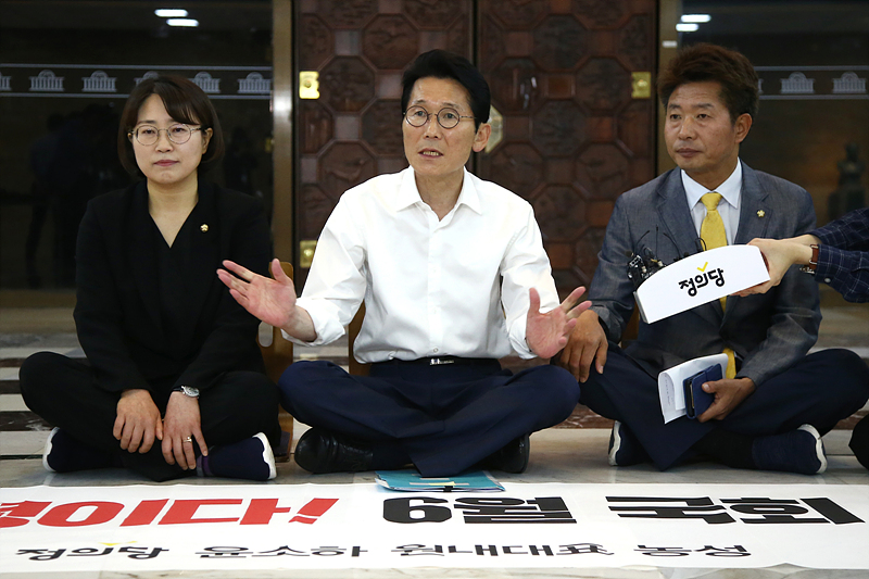 정의당 윤소하 원내대표가 12일 국회 본청 로텐더홀에서 6월 임시국회 소집을 요구하는 무기한 농성을 시작하며 취재진과 대화하고 있다. 2019.06.12