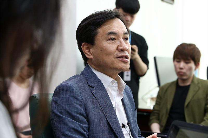 김진태 자유한국당 의원이 12일 국회 의원회관 의원실에서 기자간담회를 하고 있다. 2019.06.12