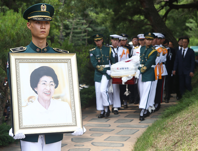 14일 오전 서울 동작구 국립서울현충원에서 고 이희호 여사가 안장식장으로 운구되고 있다.