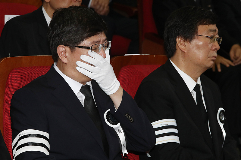 14일 서울 동작구 국립현충원에서 사회장으로 열린 고 이희호 여사 추모식에서 김홍걸 민화협 대표상임의장과 김홍업 전 의원이 고인의 생전 모습이 담긴 영상을 보며 슬픔에 잠겨 있다.