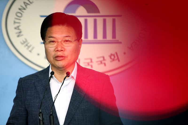 홍문종 의원이 18일 국회 정론관에서 자유한국당 탈당 기자회견을 하고 있다. 2019.06.18